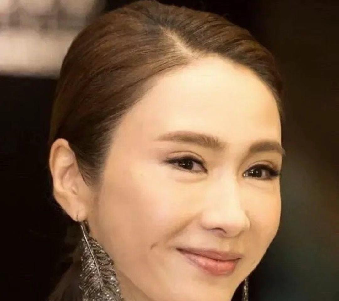 50岁香港女星黎姿,戴价值不菲钻石项链拍大片,却撞脸杨怡
