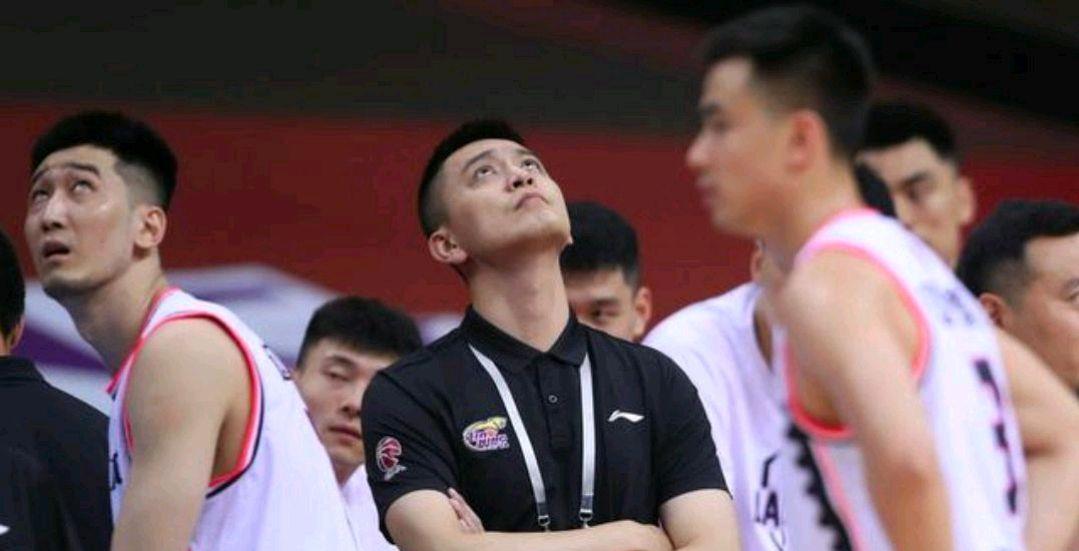 杨鸣绯闻女友持续挑战原配 第一帅连夜澄清