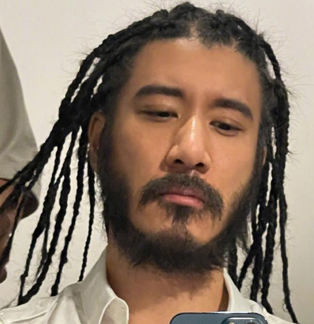 然而,最近有人拍到了王力宏成了大胡子大叔,给人一种沧桑的感觉.