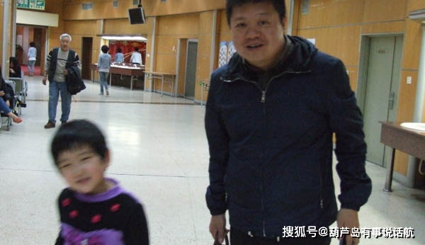 作为低颜值男神,马东靠智商上位,他妻子肤白貌美,年轻