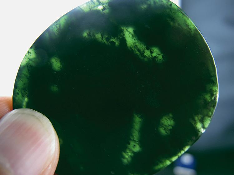 通过笔者研究,主要矿物为绿泥石,所以定名为绿泥石玉,从外观上看很像