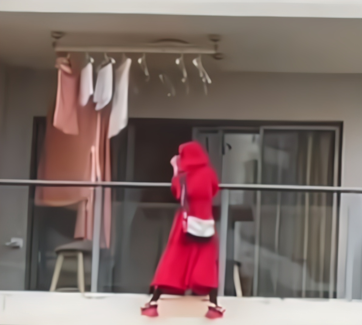 红衣女子从高层阳台外坠楼,事发前称在跳舞录视频,房内留有遗书