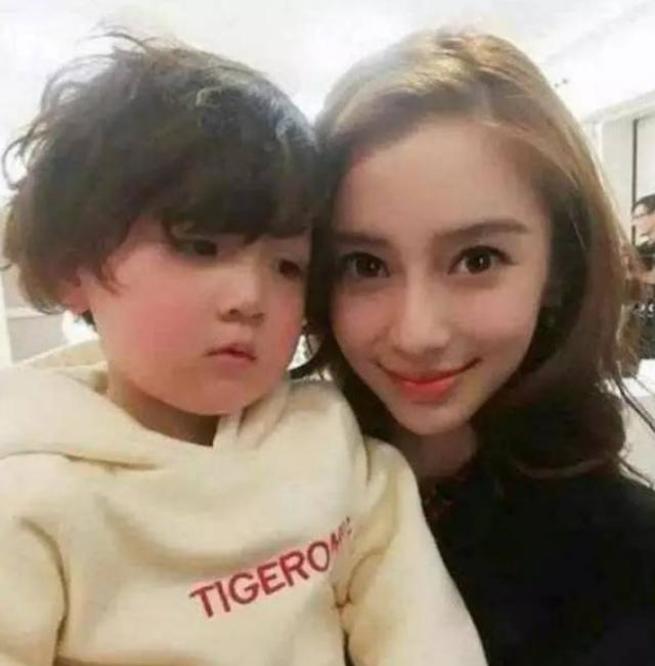 疑似baby儿子小海绵正脸照曝光,看清怼脸拍后:迷你版黄晓明?