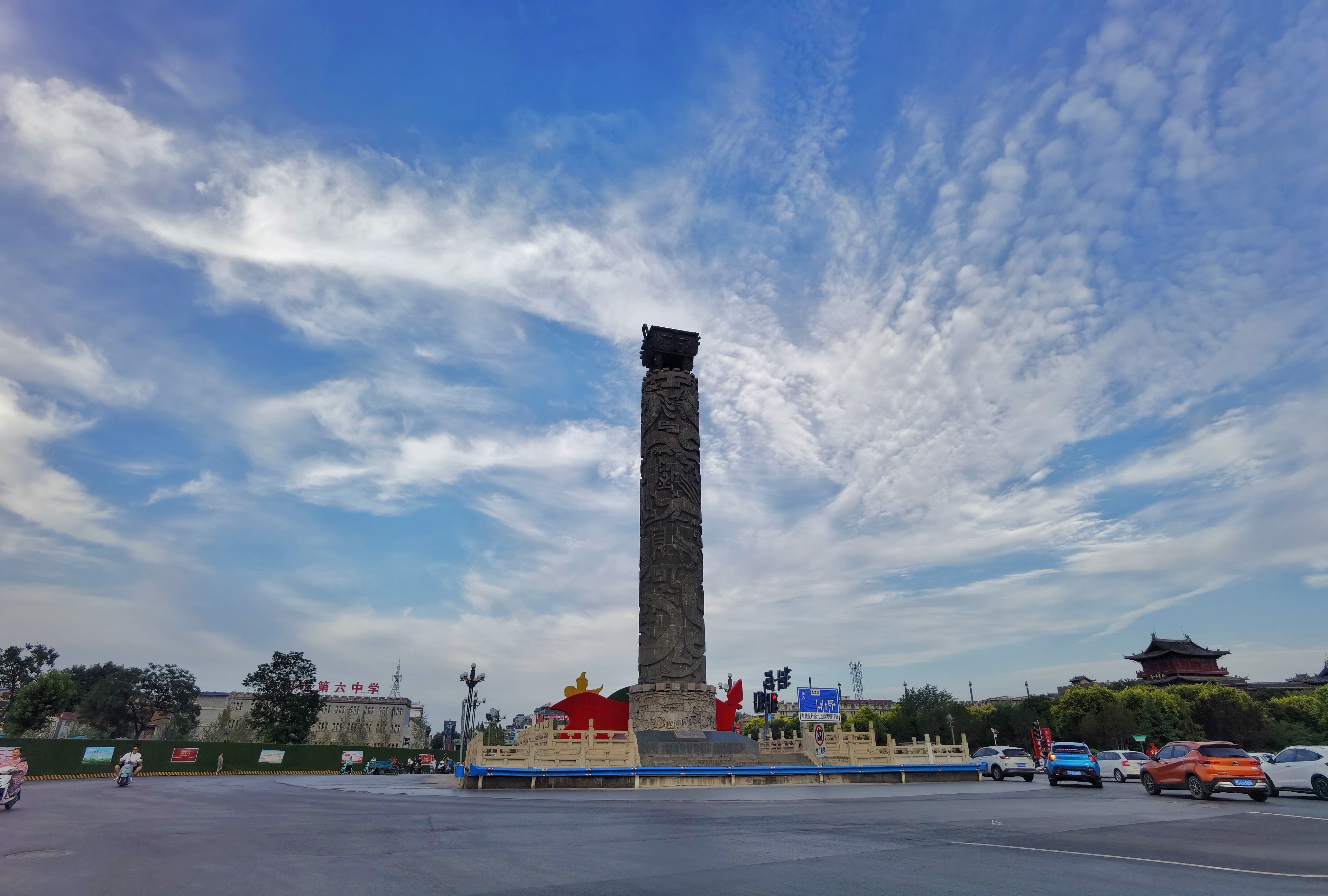 风云红霞蓝天白云,傍晚时分的洛阳九龙鼎和丽景门风光甚好