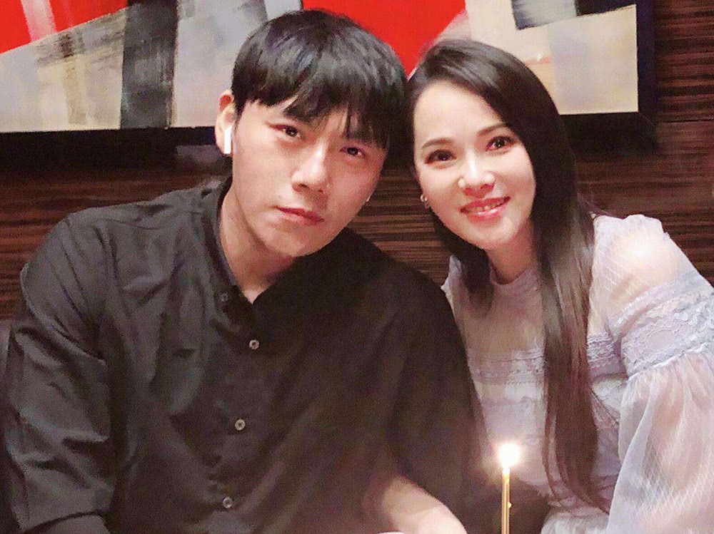 原创秦昊姥姥寿宴曝光,伊能静携子到场,与婆婆亲密搂腰关系羡煞众人
