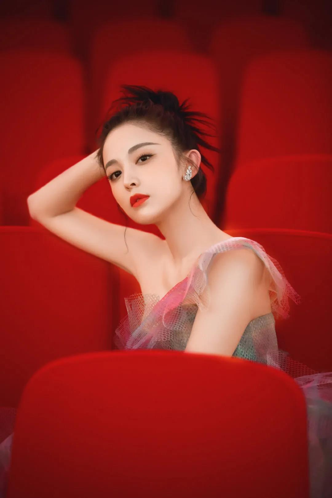 古力娜扎又上热搜了!穿抹胸花朵裙配丸子头,真的是绝美花仙子