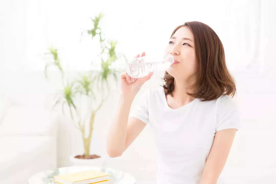 1,早晨起床喝一杯温开水或者是蜂蜜水