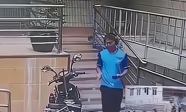 原创上海一外卖员小区内残忍打死小猫警方介入平台开除你图啥呢