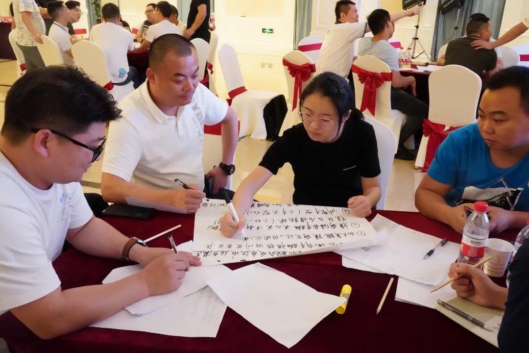 多议题分组讨论随着会议内容的逐步聚焦深入,品牌部负责人修瑞雪