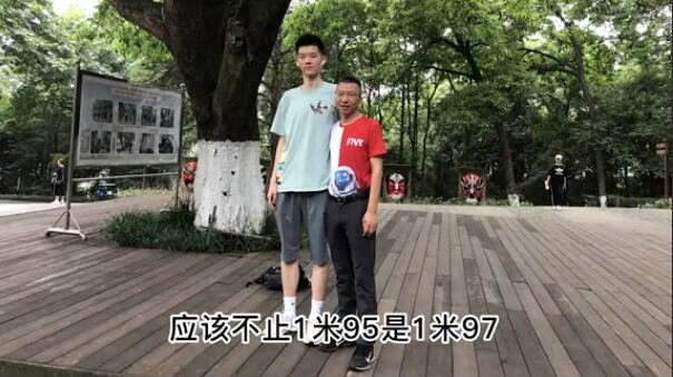 原创谢娜侄子班主任受访谢怀瑾真实身高197和高考状元搭档说相声