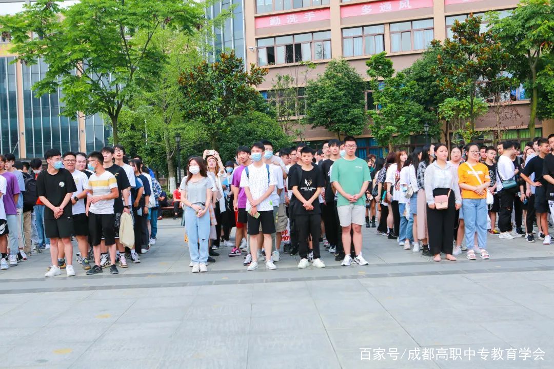 友爱职校的毕业生,仪式感满满