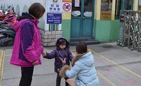 原创中国最小"人贩子"拐走5个小孩,10岁女孩背后的故事让人心疼