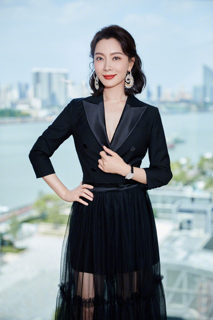 陈数高调现身!穿黑色纱裙仙气十足,42岁身材犹如少女!