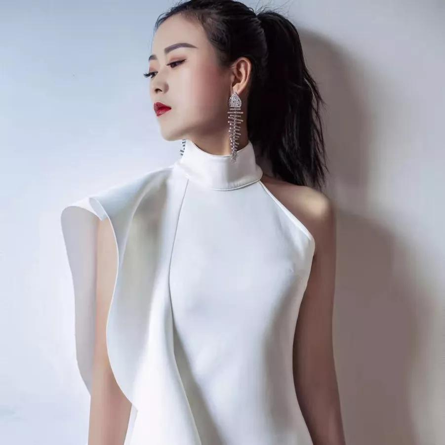 时而妩媚多变,一起来认识咯~ 主持人梅姑娘 抖音号:119160441 婚礼