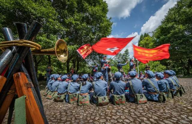 相比于简单的拍照打卡,年轻人更热衷于对中国文化进行沉浸式的体验.