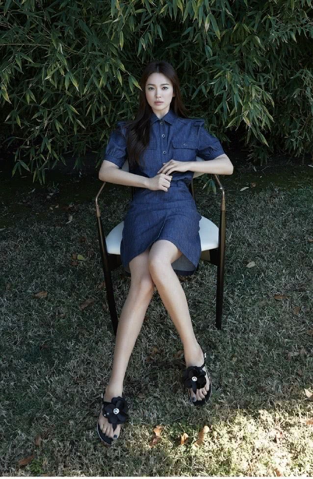 宋慧乔夏日大片,吊带装超短裙秀美腿,回眸一笑眼神撩人貌美倾城
