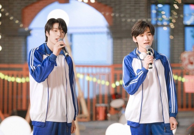 原创宋亚轩刘耀文曝照2人穿校服合唱那些年同框画面感太绝了