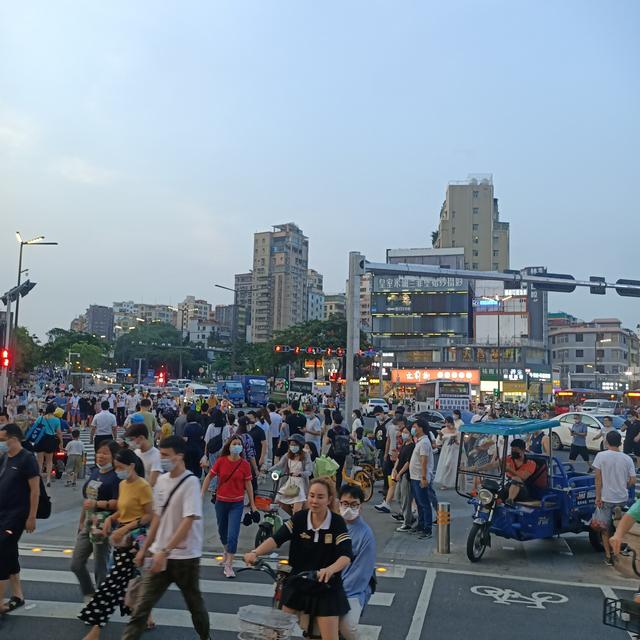 深圳坂田五和,摆地摊的商贩越来越多了,租客:这才是热闹的开始