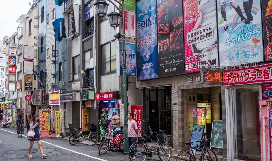 日本旅行实拍东京歌舞伎町:日本最大合法红灯区,有很多免费店铺