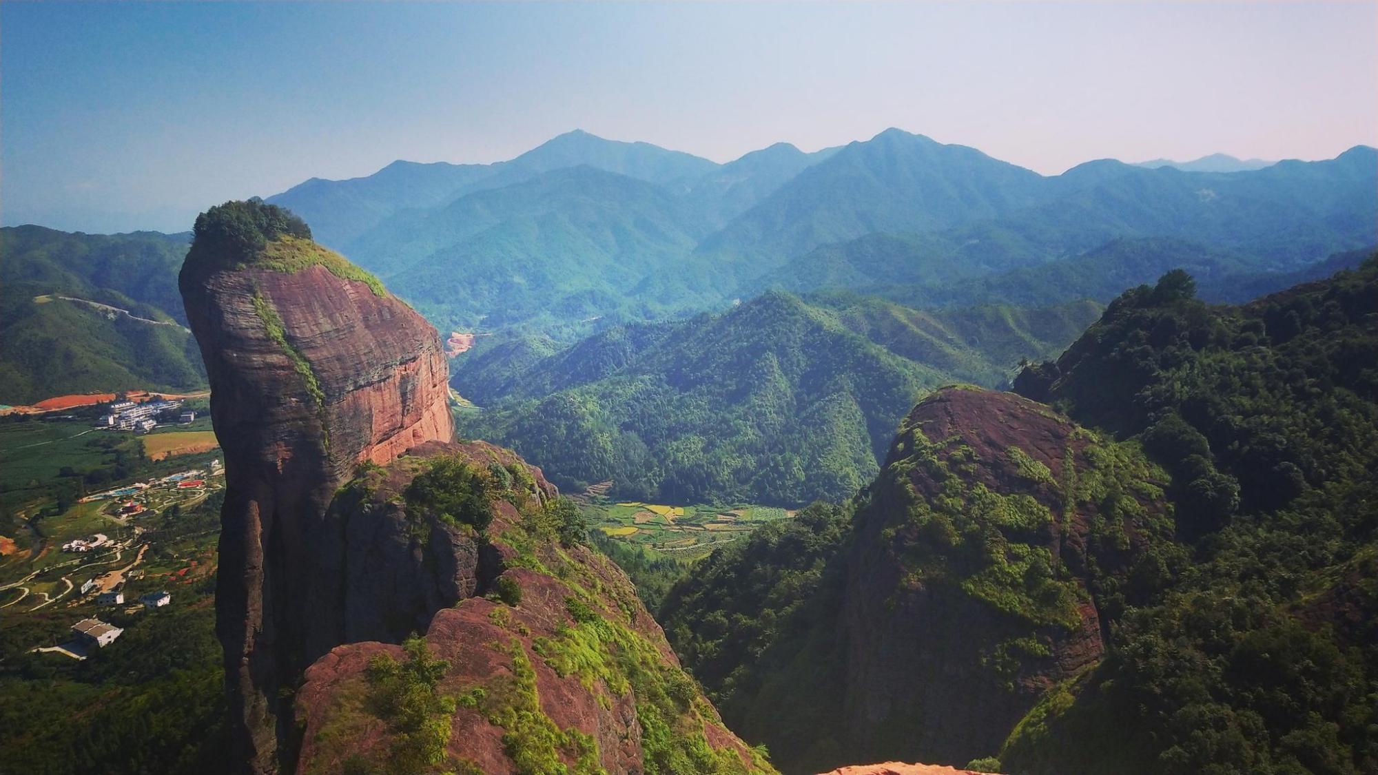 泉美,茶香和佛盛等多个景点,也是江西一处最为典型的丹霞地貌风景名胜