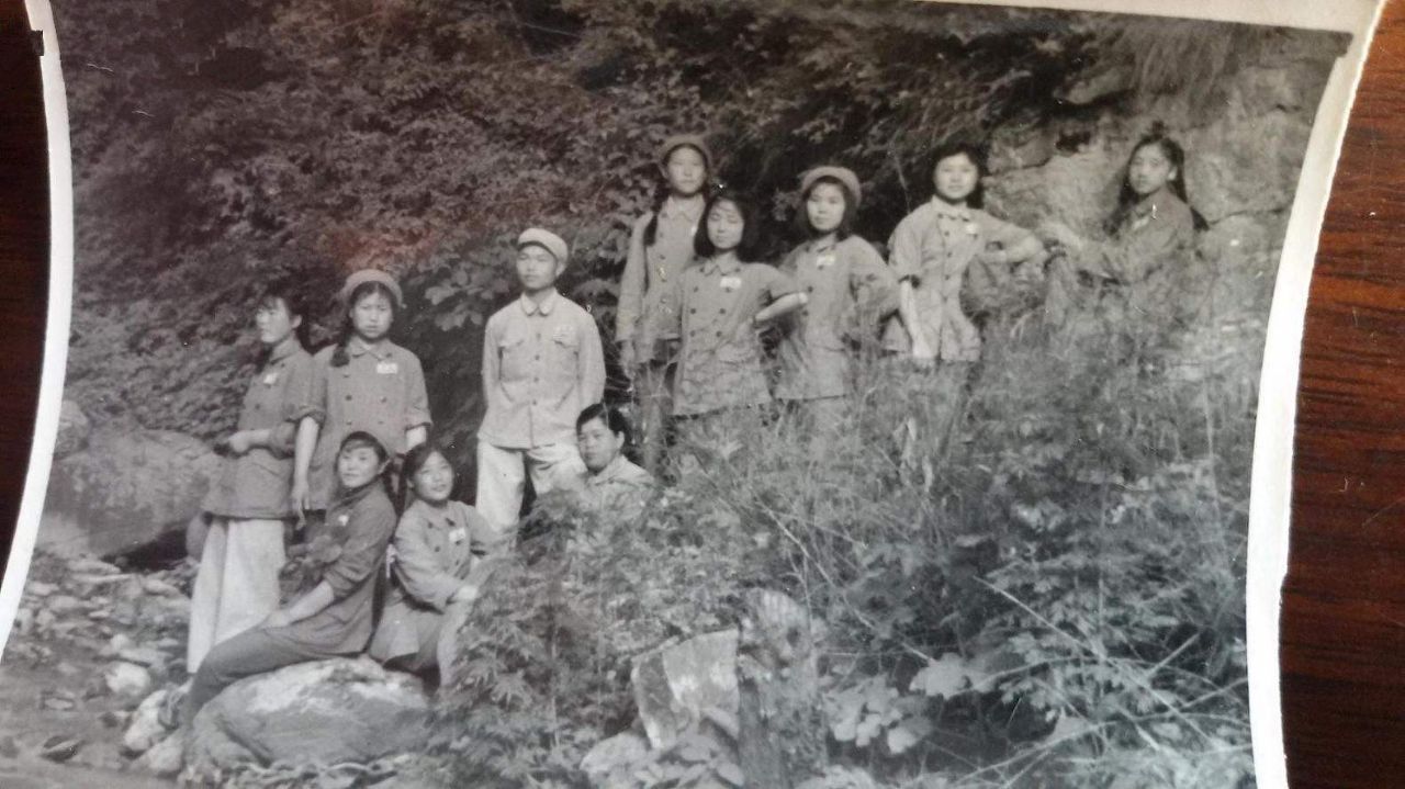 五十一岁老妇前往美国美国餐厅老板认出了她紧紧握住了她的手