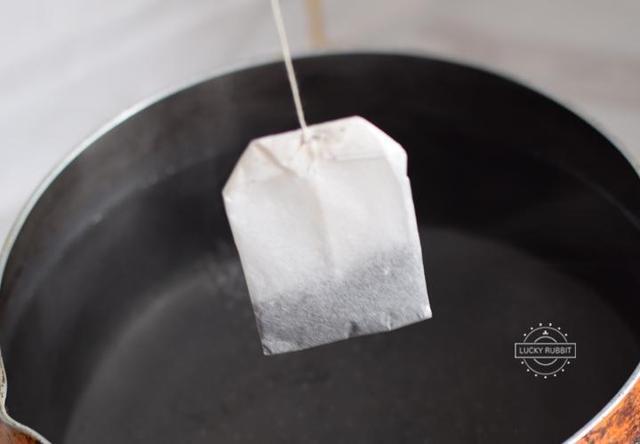 3,红茶煮好之后倒入称量好的白砂糖搅拌至融化.