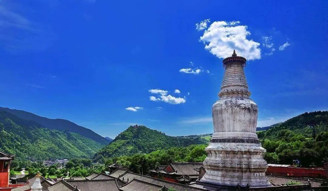 五台山,位于山西省忻州市,介于北纬38°55—39°66,东经113°29'