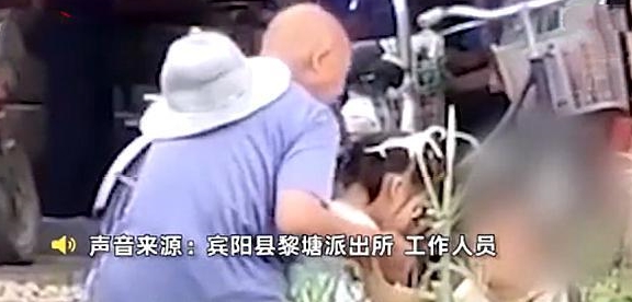 原创女童被陌生老人路边抱住猥亵,被路人发现后怒斥:你在干什么?