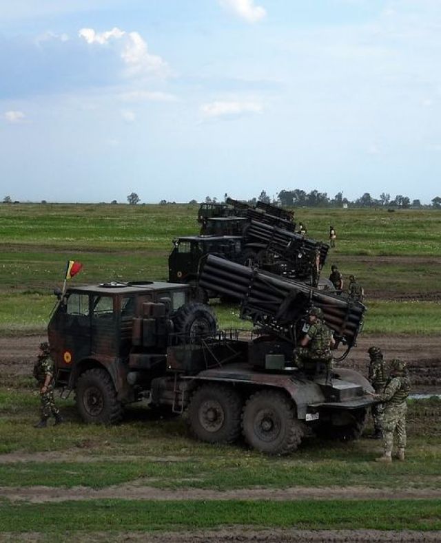原创罗马尼亚炮兵,保留大量老旧的牵引火炮,最新型的火箭炮来自美国