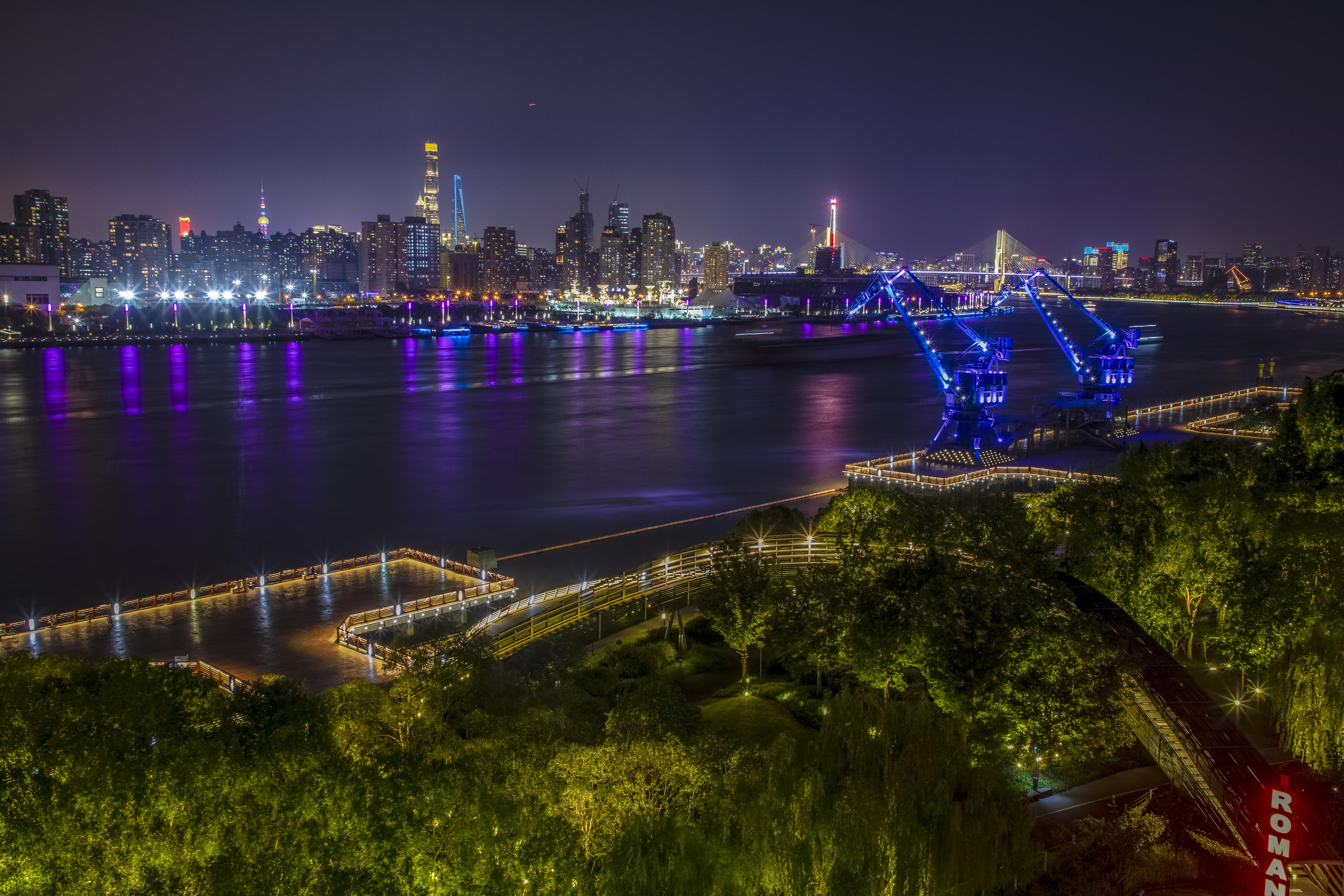 夜游上海新去处,这里有精彩的表演,也有让人沉醉的城市夜景