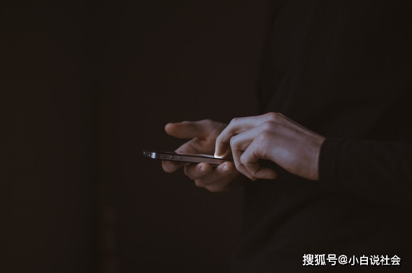 百货公司试衣间换衣服!门帘缝隙突然伸出一只手,女子吓得尖叫