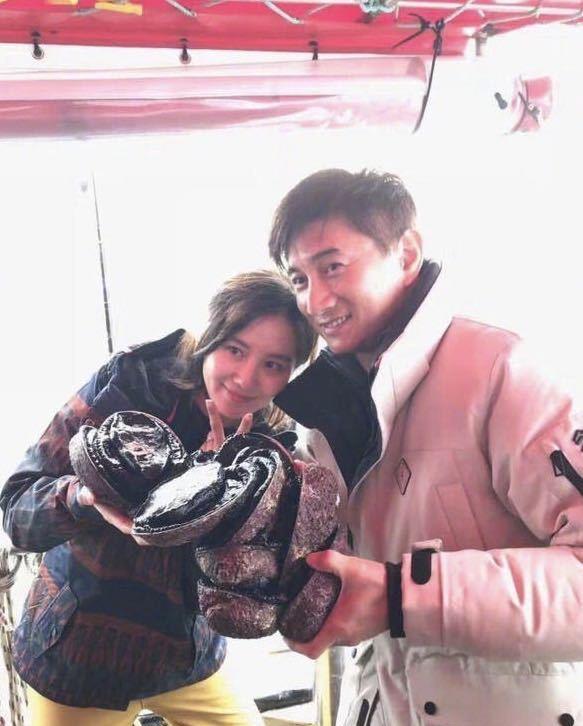 原创原创刘诗诗一家三口逛街,吴奇隆抱儿子等老婆买甜品,步步被赞可爱