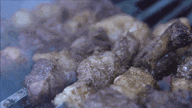 当然,你可不能忘记了撒孜然 羊肉和孜然的搭配 就像是薯条和番茄酱