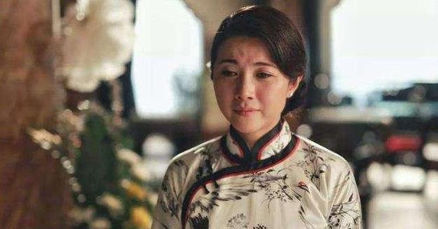 颜丙燕不计前嫌,为照顾母亲隐退8年,连拿7个影后,却无