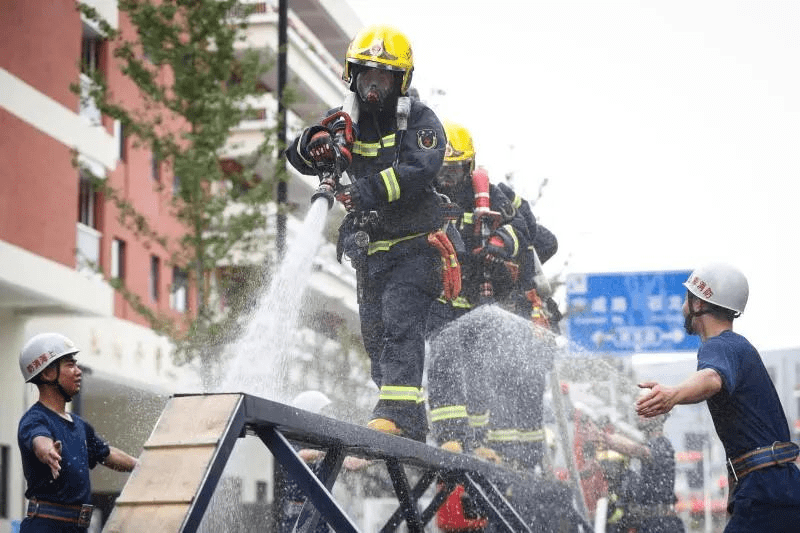 徐汇消防员夏训60斤装备穿身上随时准备秒出警