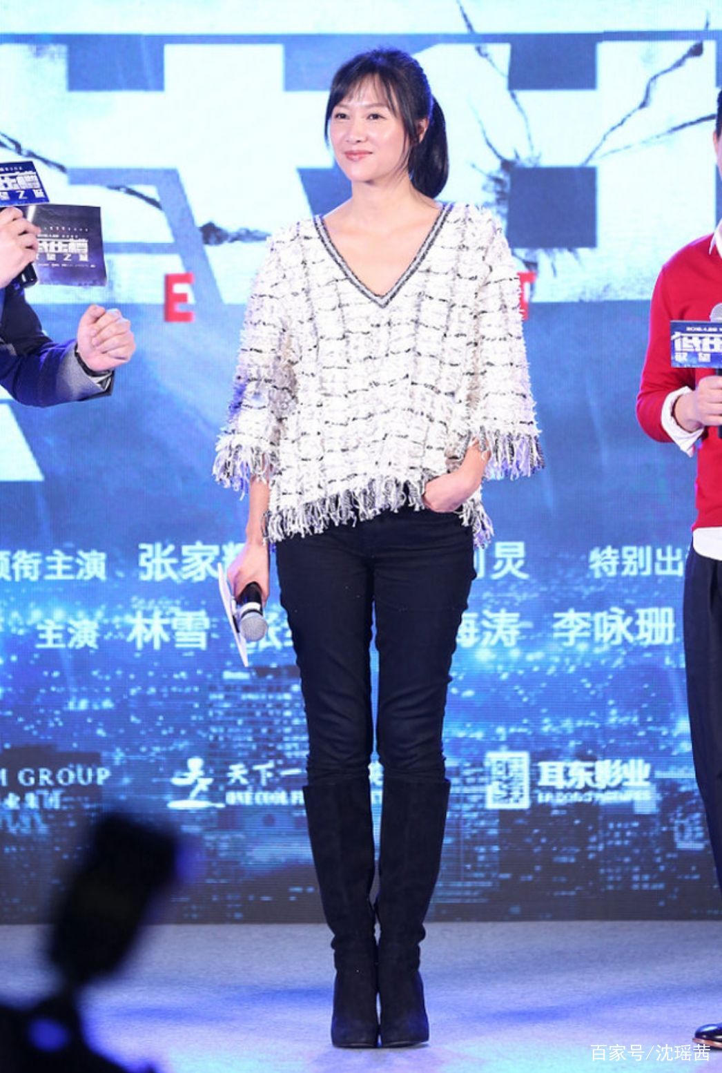 原创徐静蕾真懂经营自己,v领上衣搭配黑色长裤,减龄又时尚