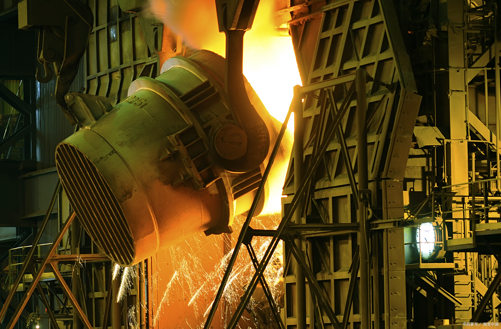 你知道钢铁冶炼厂工人作业时应该注意哪些安全防护吗