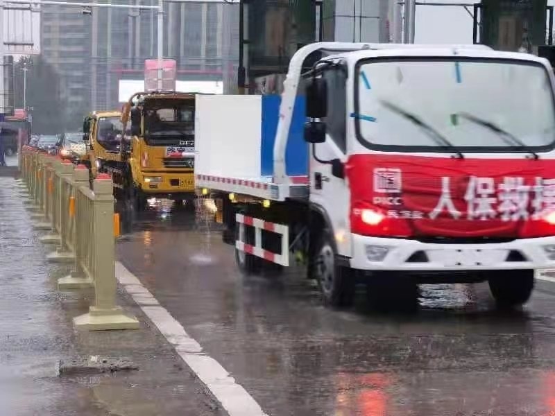 人保财险"河南人保财险"微信公众号和"中国人保财险拇指理赔"小程