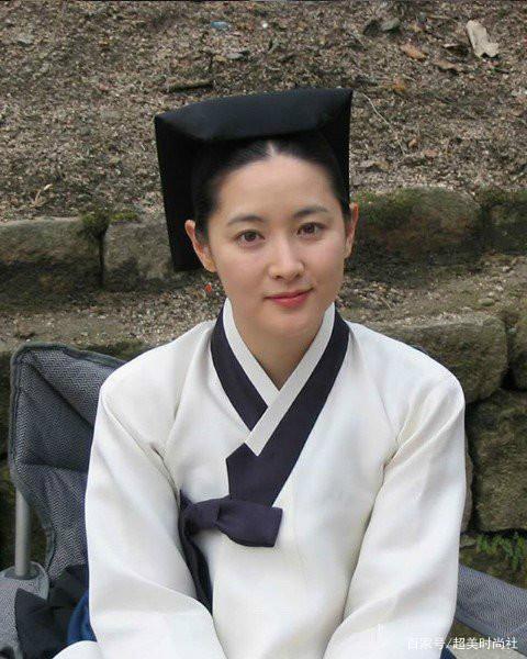 原创氧气美女李英爱出镜,粉色西装气质端庄,50岁仍然与大长今无二致