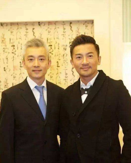 我们关注的是双鬓白发.据说苏有朋是一位老男神.同框时谁更年轻?