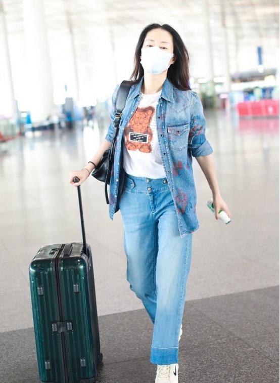 刘敏涛穿衣自带"飒气",牛仔服上添涂鸦,造型时髦一点没老态