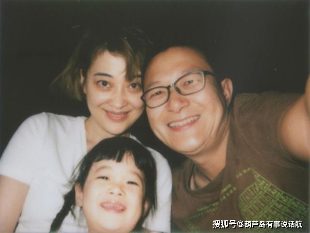 原创梅婷与摄影师曾剑,虽是二婚但很幸福,女儿特别乖巧,像极了梅婷