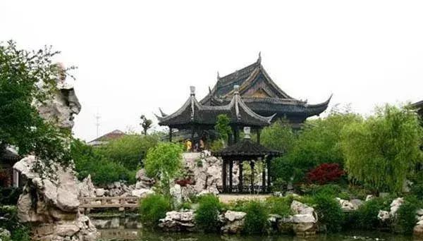 中国古典园林艺术是指以江南私家园林和北方皇家园林为代表的中国