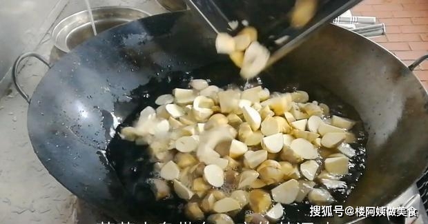4.将茨菇倒入锅中焯水,水开后续烧一分钟