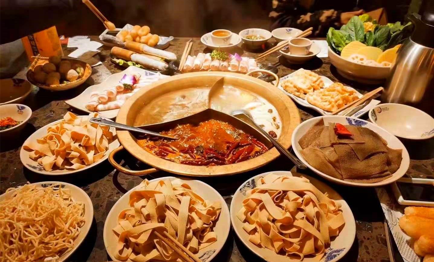 火锅最近火了,晒朋友圈6桌火锅宴,能认全第5桌的人绝对是吃货