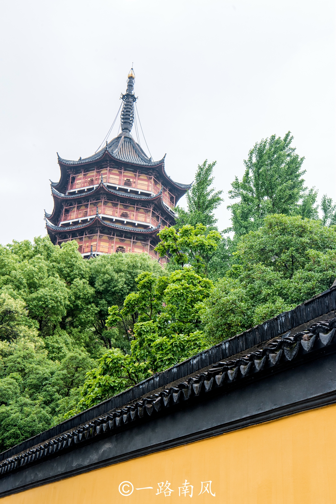 北寺塔旁边有座楠木观音殿,是苏州现存最完整的明代古建筑.