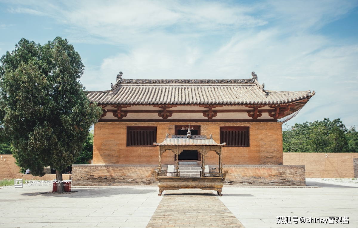 其实,在我们欣赏了佛光寺东大殿和南禅寺大殿之后,第一眼看到广仁王庙