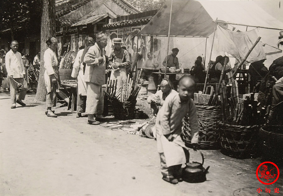 1908年老照片:戴枷的囚徒不敢看镜头,农民在荒野上搭茅屋度日