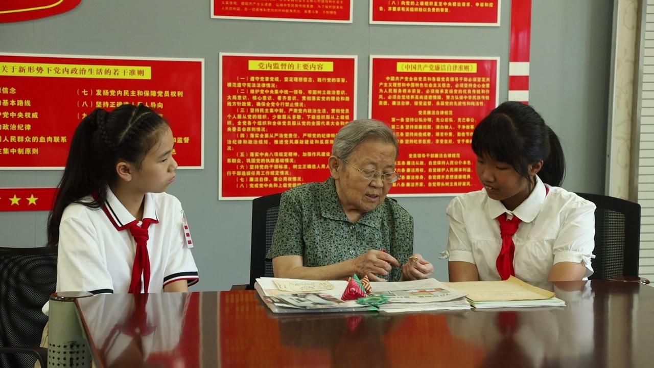 中华路小学经常邀请退休教师魏需武回学校为少先队员上队课.