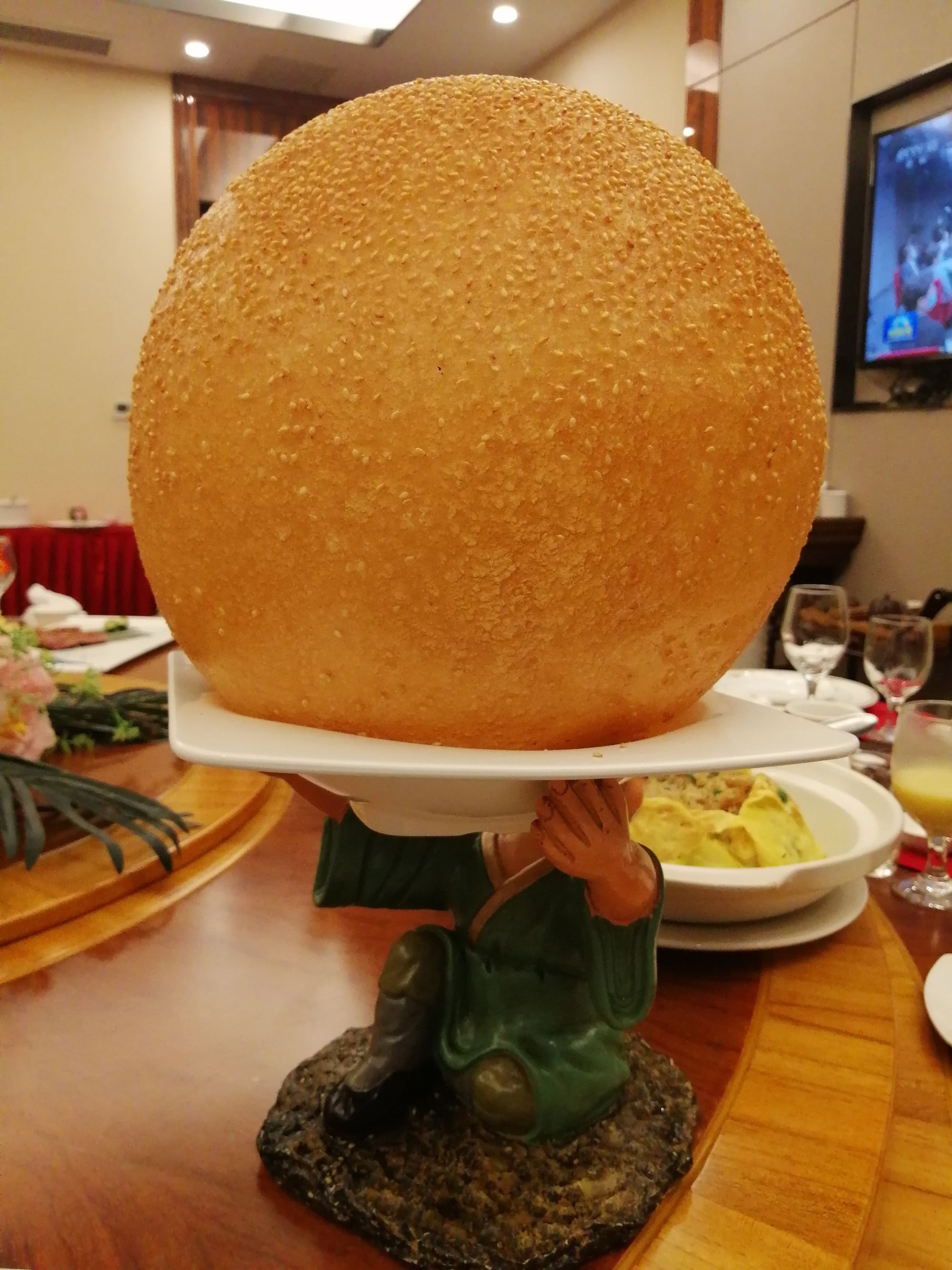 这个跟足球一样大的球,好吃哦,是南宁港粤轩的鸿运大煎堆